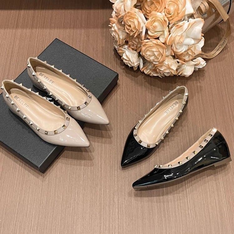 Sapatos baixos femininos com rebite pontiagudo, sapatilhas de balé cravejadas brilhantes de couro envernizado