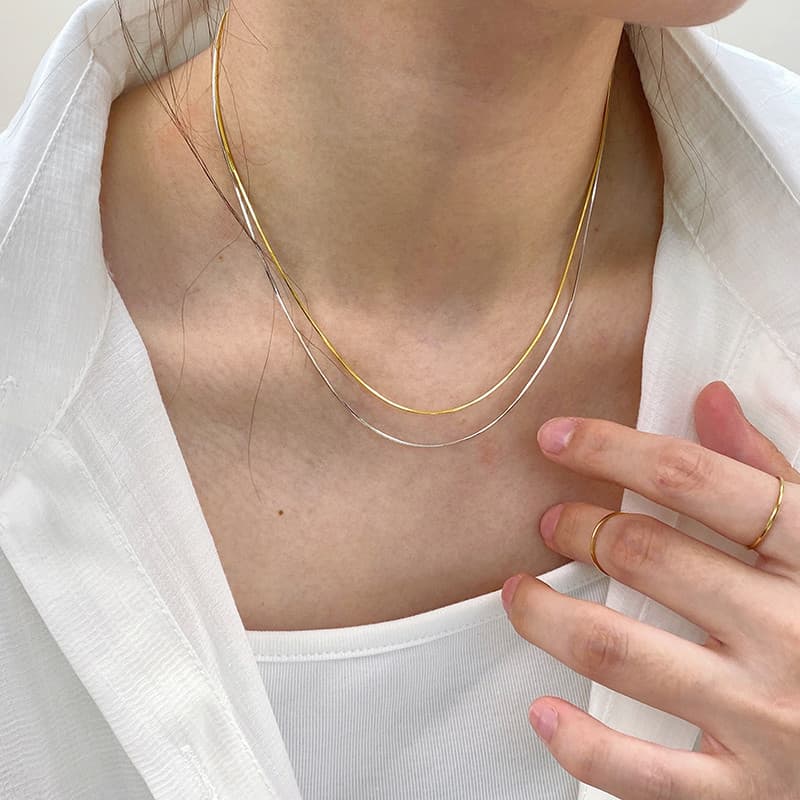 Colar de osso de cobra de corrente lisa ultrafina de aço de titânio feminino, colar de nicho de luxo leve corrente de cl