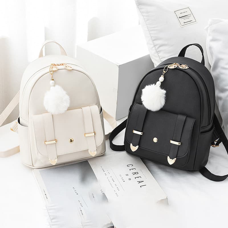 Mini Mochila Preta Elegante Com Pingente Peludo E Detalhes Dourados