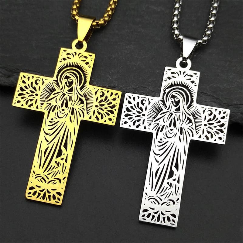 Colar com pingente em forma de cruz, com centro vazado gravado com a imagem da Virgem Maria, feito de aço inoxidável e a