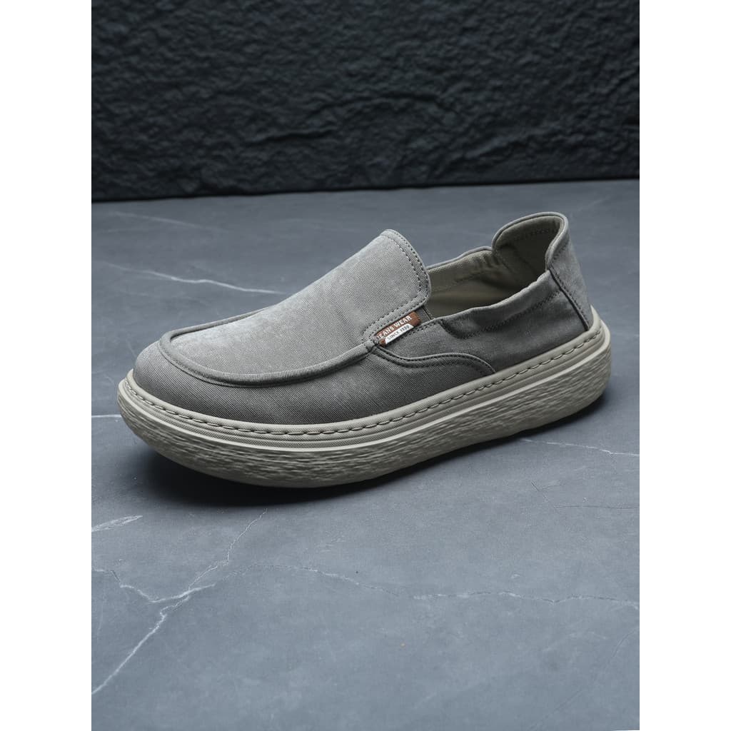 Mocassins masculinos deslizamento leve de sola grossa 2026 novo estilo verão respirável Retro masculino confortável sapa