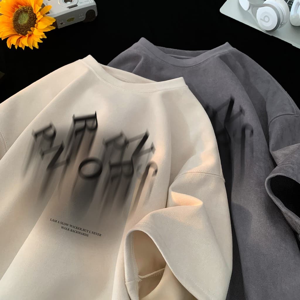 Camiseta masculina de manga curta de camurça pesada americana 2025 verão novo estilo letras desfocadas roupa de rua boni