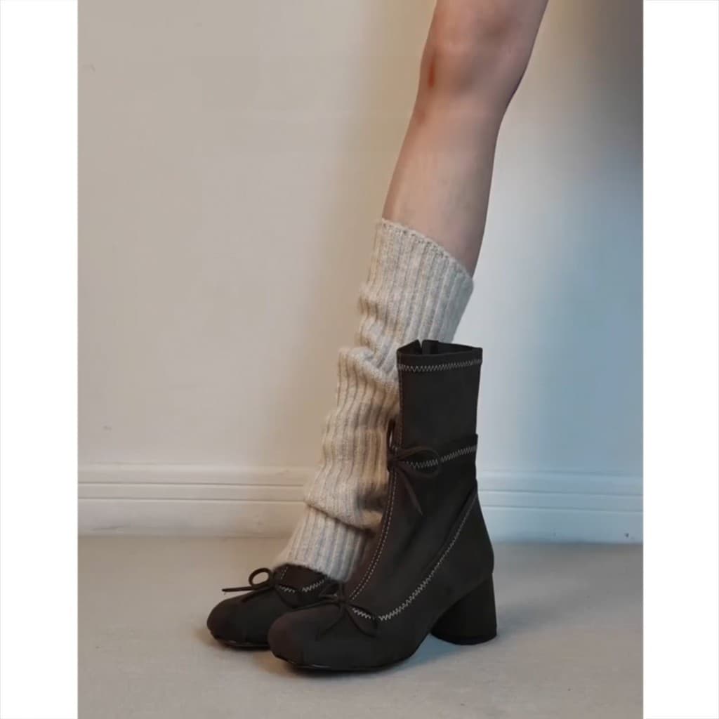 Botas finas de salto grosso estilo balé francês feminino 2026 outono inverno novo estilo arco salto alto botas curtas de