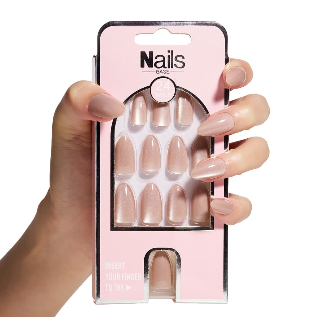 ￼ Novas unhas postiças curtas estilo bailarina com efeito gradiente em cores gelatinosas, populares na Europa e América,