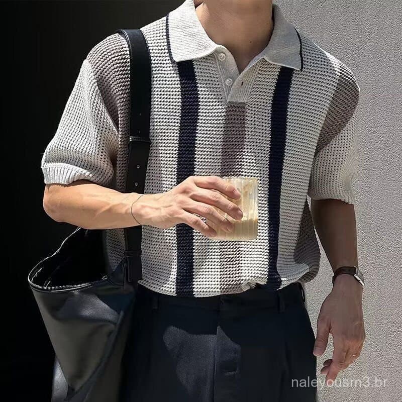 Camisa Polo de Malha Oca Estilo Retrô Americano para Homens com Listras Verticais Contrastantes e Manga Curta Solta