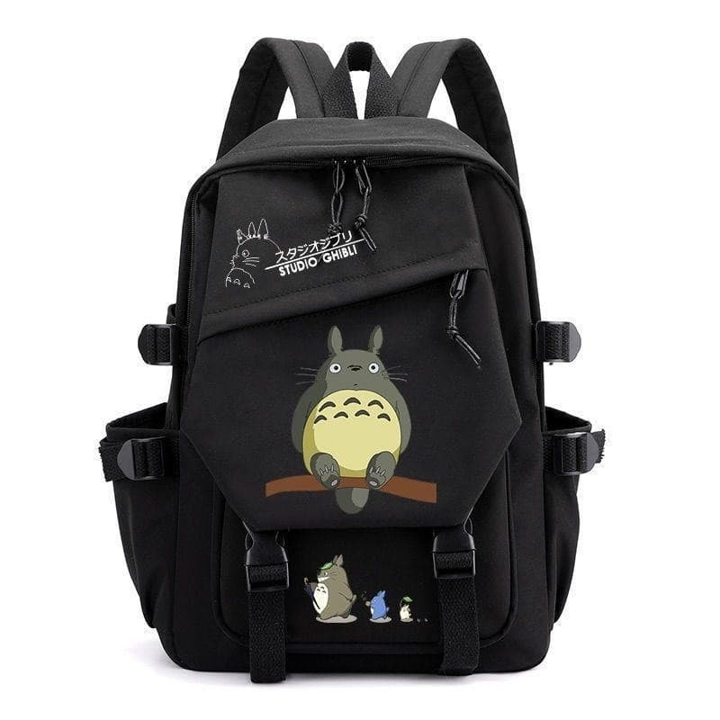 Os produtos do anime japonês "Meu Vizinho Totoro" incluem mochilas escolares, disponíveis em vários estilos.
