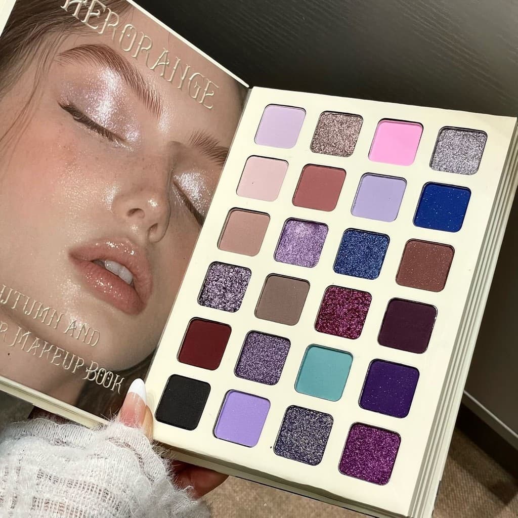 Paleta de sombras com 78 cores, acabamentos brilhantes e foscos, iluminador, blush para contorno, batom em gel, conjunto