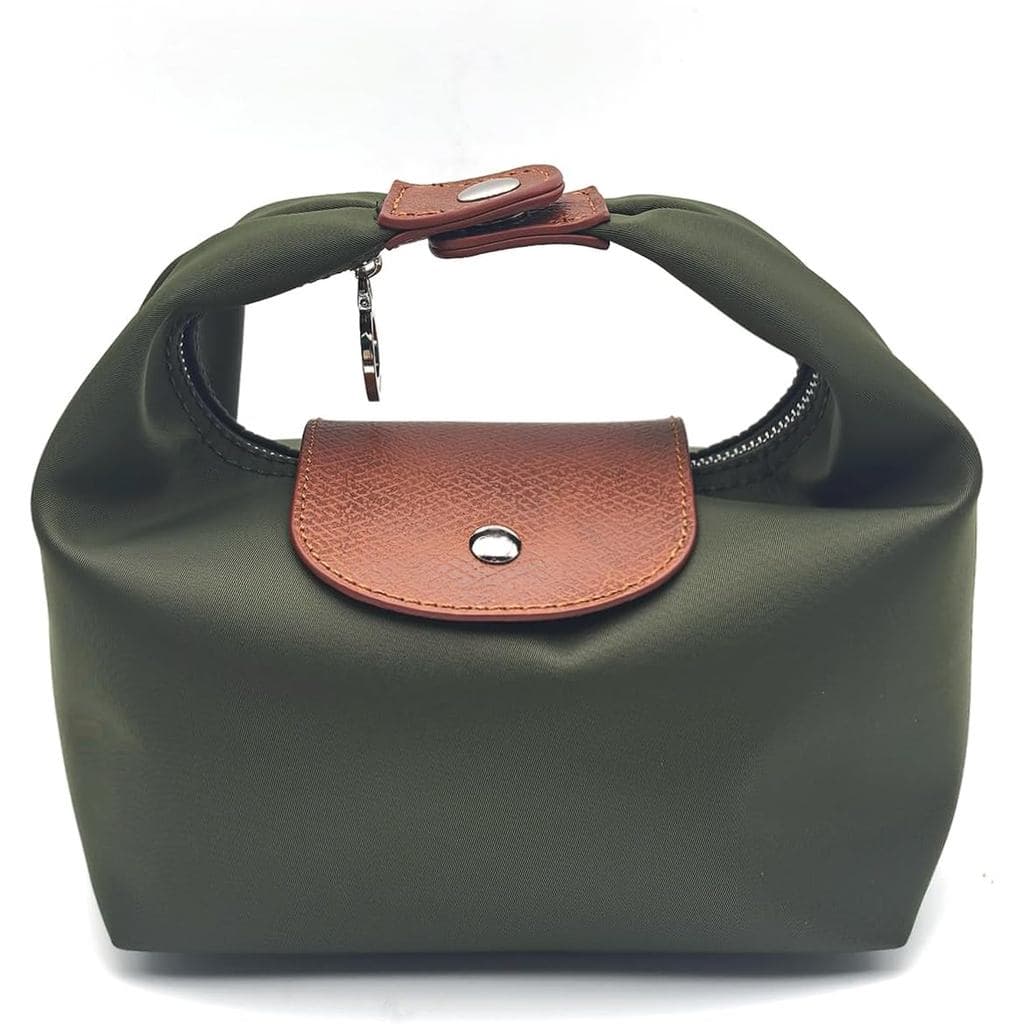Bolsa feminina conversível em formato de mini lancheira, com duas alças de ombro, fechamento com zíper, design minimalis