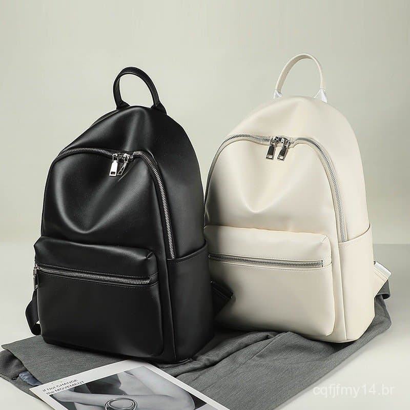 Uma mochila de grande capacidade, adequada para passeios diários e uso escolar. KHFM