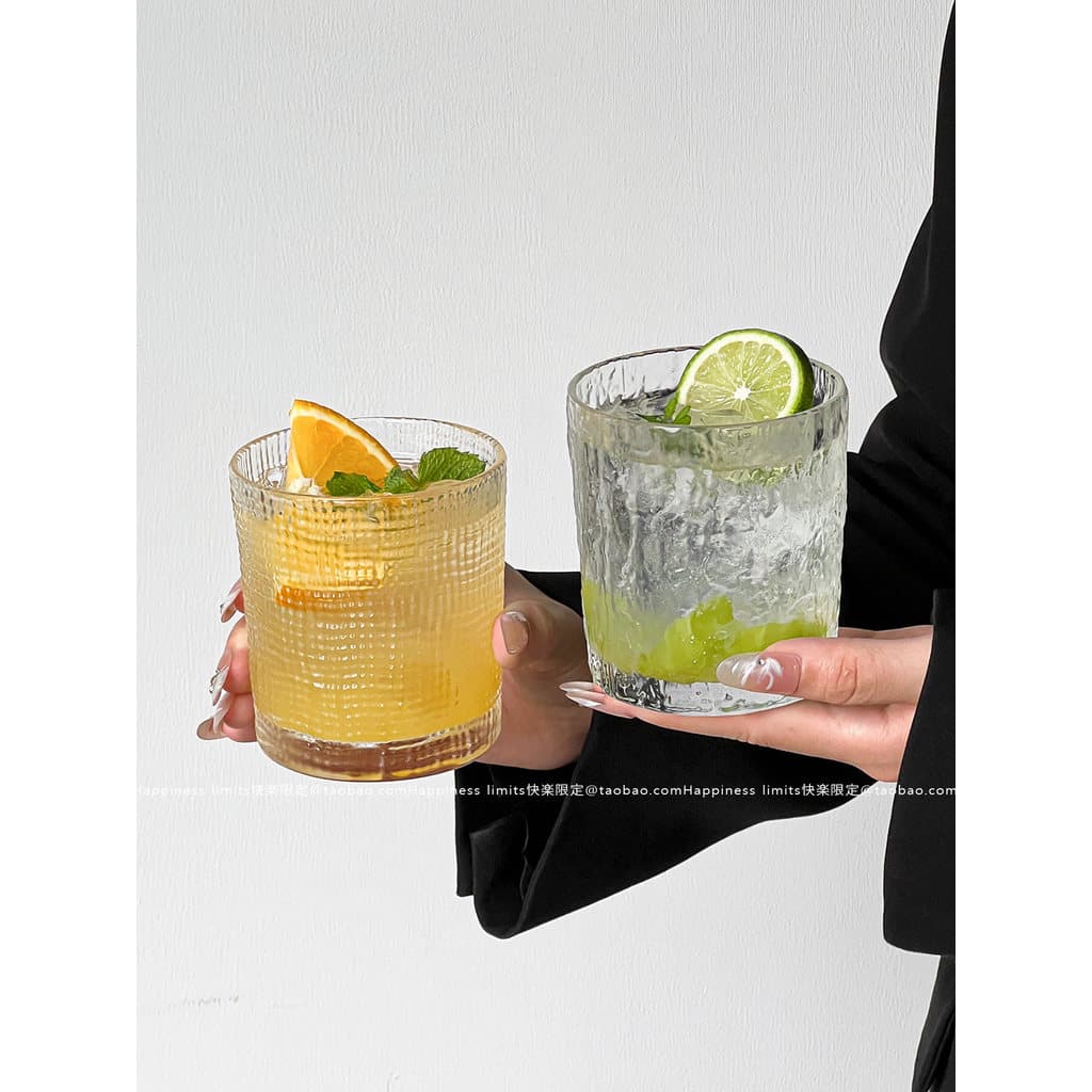 Copo de Vidro 350ml com Relevo Retrô | Transparente e Elegante para Sucos, Café e Chá | Design Minimalista e Versátil