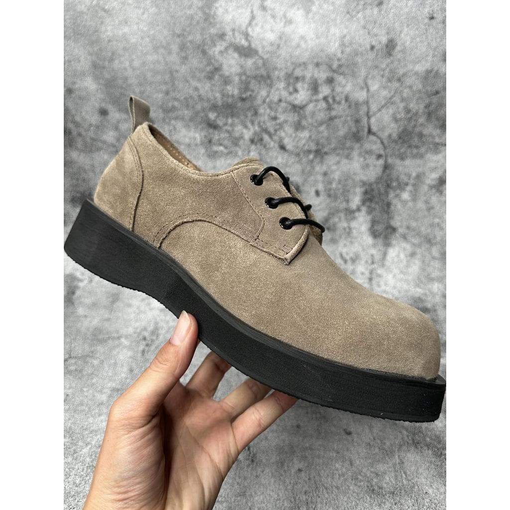 Coreano Retro ligeiramente inclinado dedo do pé grande Derby sapatos masculinos 2026 novo estilo camurça estilo angustia