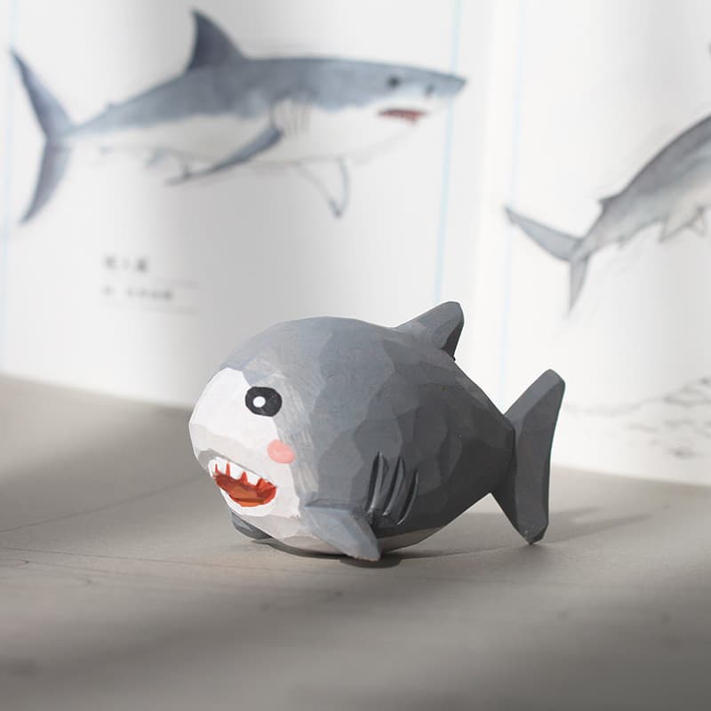 [Estoque pronto] Log Basswood Cartoon Shark Decoração Série Oceano Feito à Mão Bonito Escultura em Madeira Maciça Decora