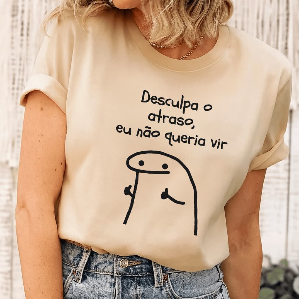 Camiseta Confortável Estampada Frase Desculpa O Atraso Eu Não Queria Vir Algodão