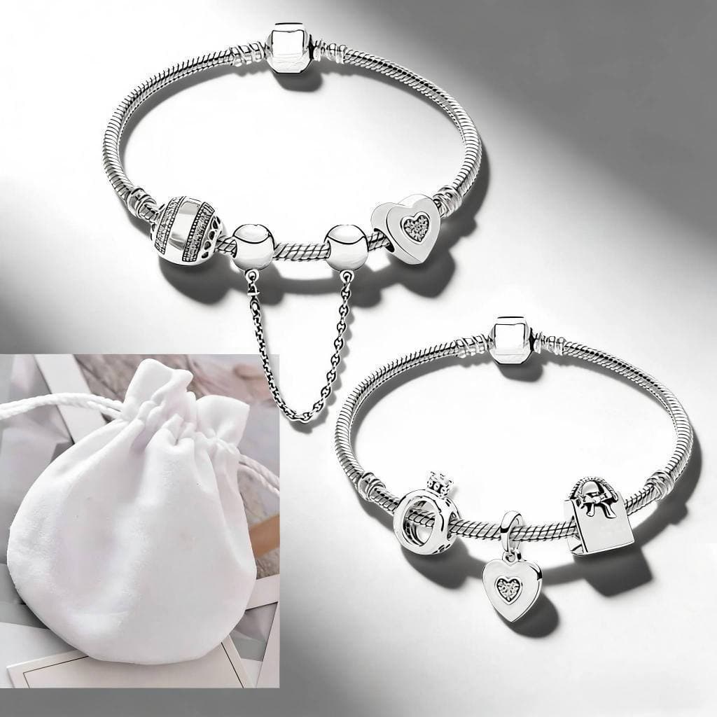 Pulseira de prata 925, com 3 pingentes clássicos gravados com letras pretas, e acompanha uma conta 6VUL.