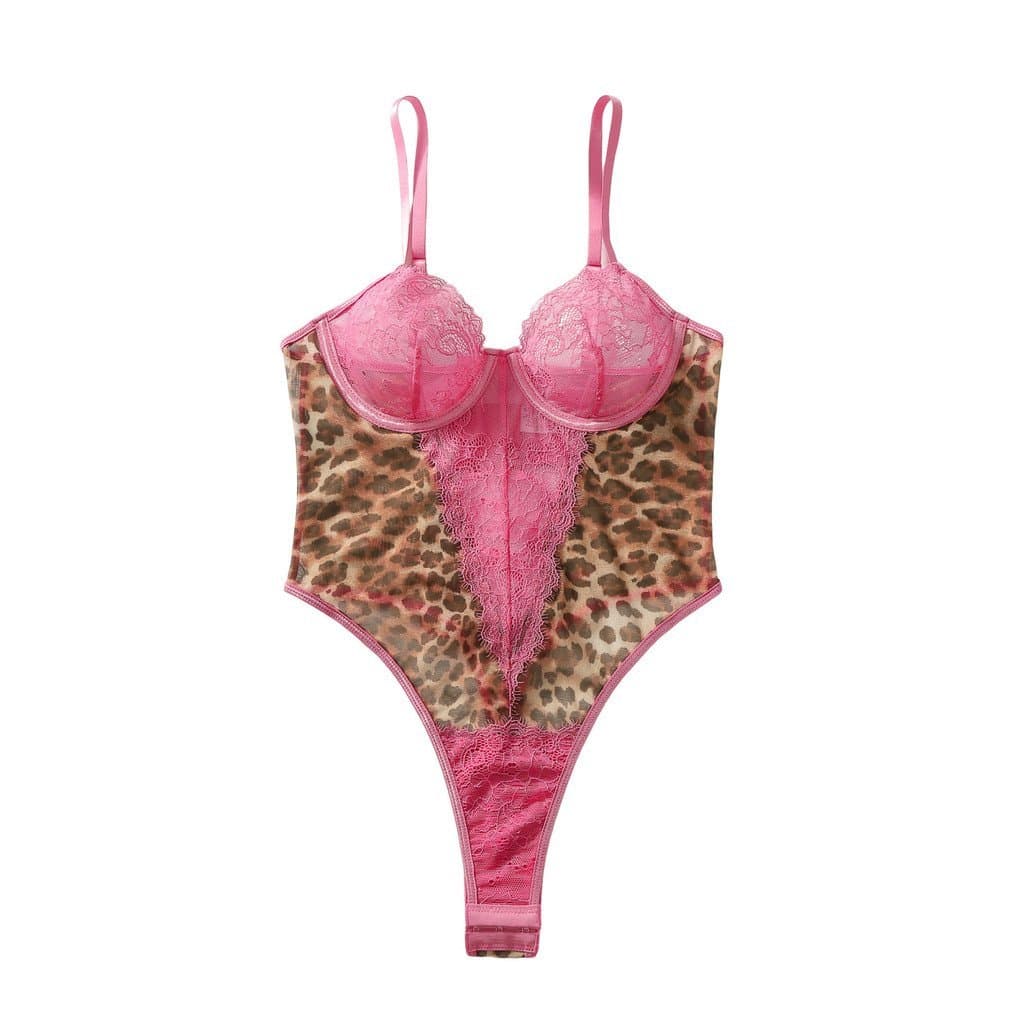 Body de renda transparente com estampa de leopardo e detalhes em patchwork, estilo americano, com abertura na virilha.
