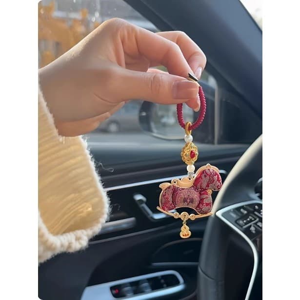 Imediatamente rico ~ música não genética Jin pônei pingente novo estilo chinês carro pendurado dupla face ano do cavalo