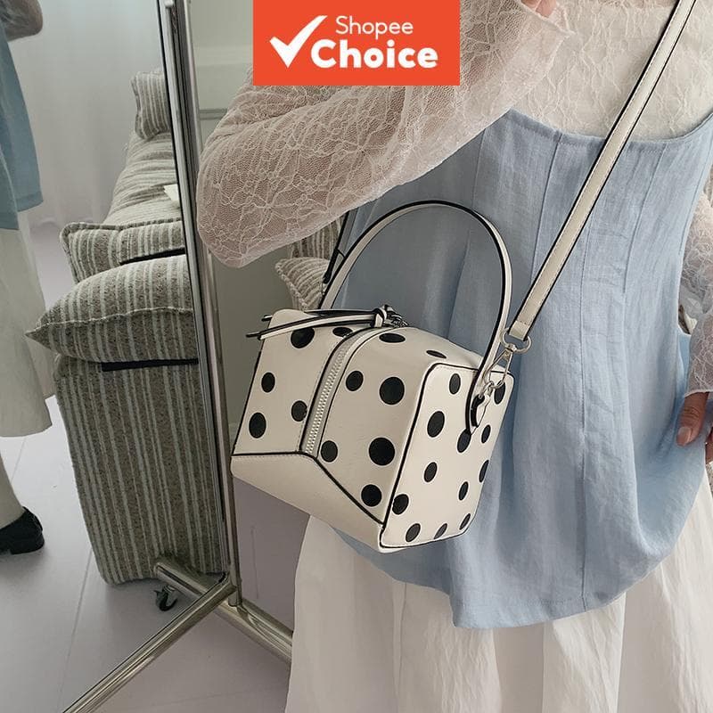 Bolsa branca com bolinhas em PU granulado, formato quadrado | Alça de mão + tiracolo | Bolsa minimalista estilo coreano