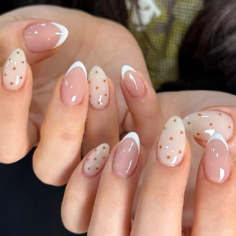 ￼ Unhas postiças mais vendidas internacionalmente, em formato de amêndoa com bolinhas, estilo francês simples, brancas e
