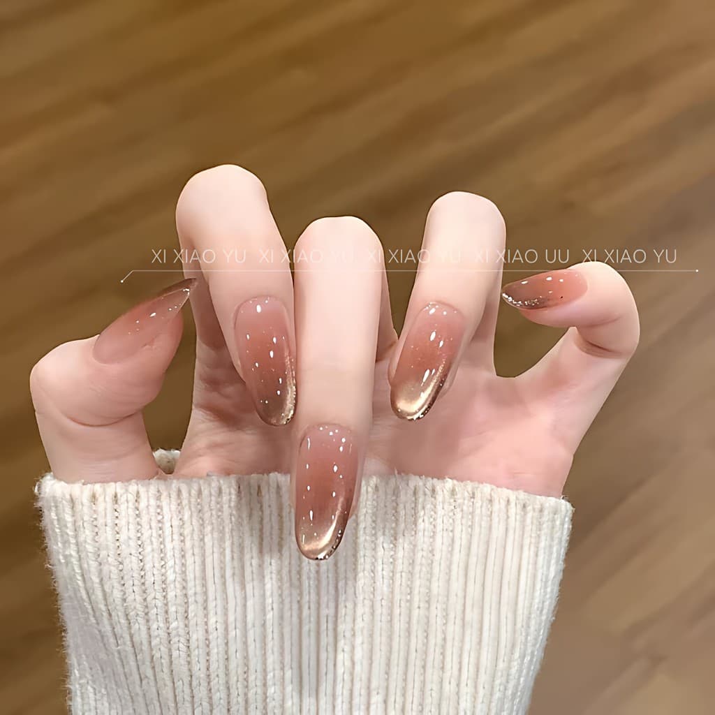 [Marrom Transparente Gelo] Unhas Olho de Gato com Efeito Degradê Transparente Gelo e Brilho Lateral, Elegantes e Minimal