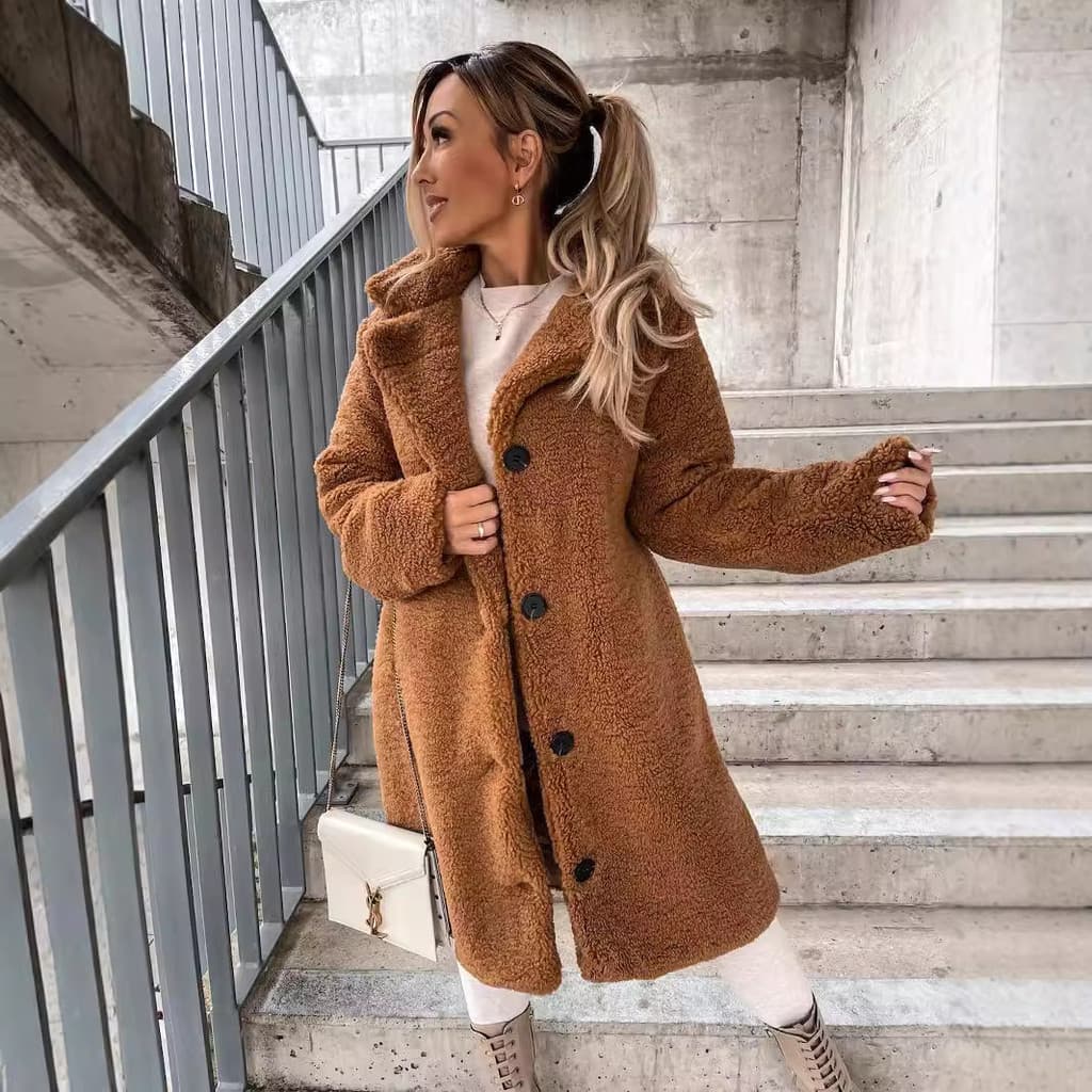 Jaqueta solta marrom claro, adequada para passeios e atividades ao ar livre, elegante e generoso.