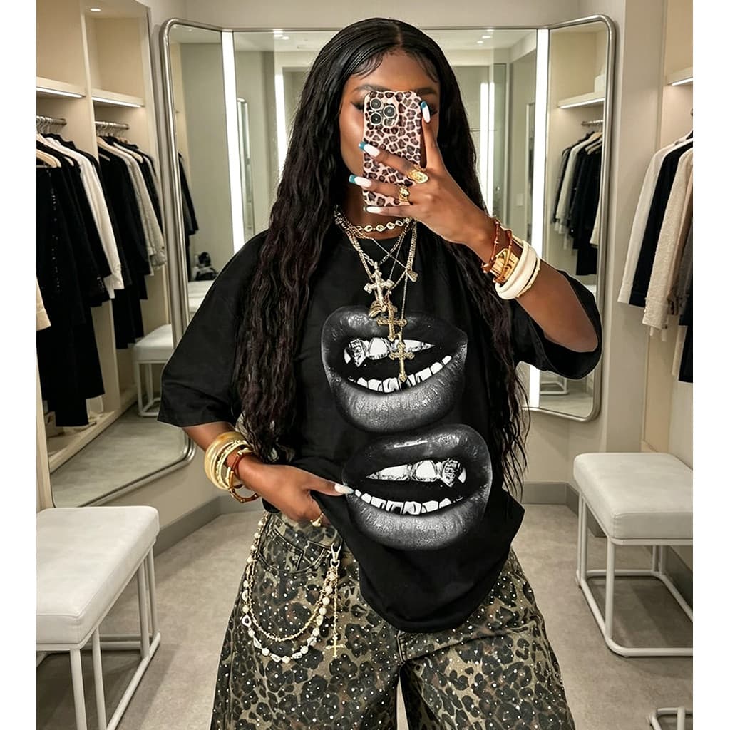 T Shirt Feminina Estilosa Casua de Estilo de Rua Minimalista com Estampa de Lábios Gola Redonda