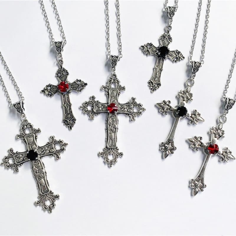 Colar de Diamante com Padrão Floral e Cruz Gótica