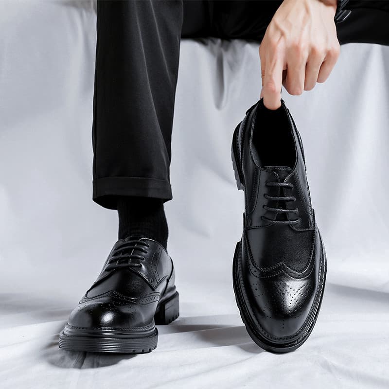 Sapatos de couro masculinos dedo do pé apontado estilo britânico Brogue sapatos masculinos de sola grossa aumento intern