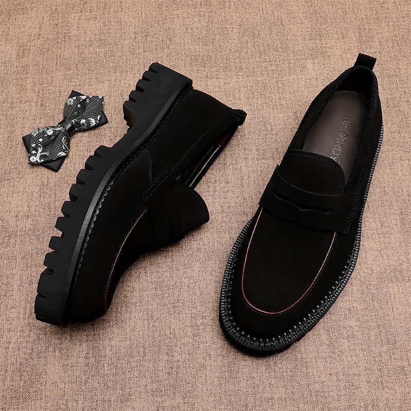 Mocassins britânicos de sola grossa negócios na moda sapatos masculinos casuais All-Match camurça deslizamento em sapato