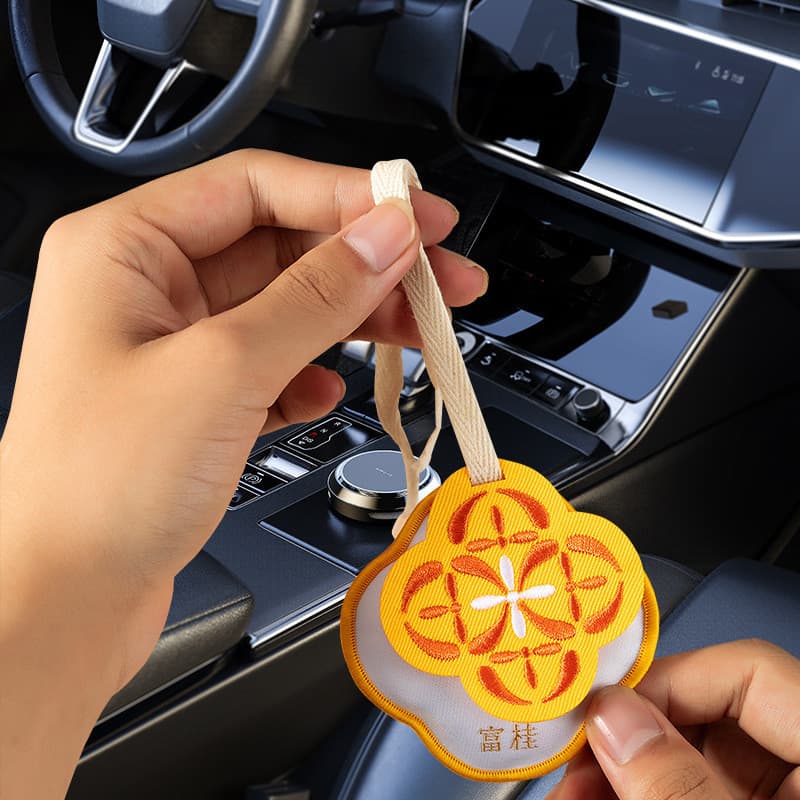 Quatro estações vista carro aromaterapia saquinho carro quarto fragrância desodorante gardênia bordado saquinho pingente