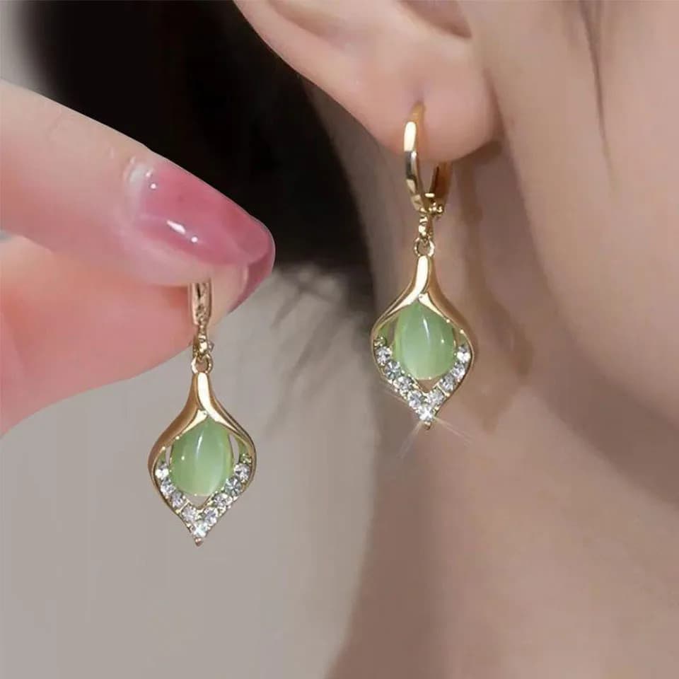 Brincos estilo coreano em formato de olho de anjo, banhados a ouro, cravejados de diamantes, em formato de pétala de tul
