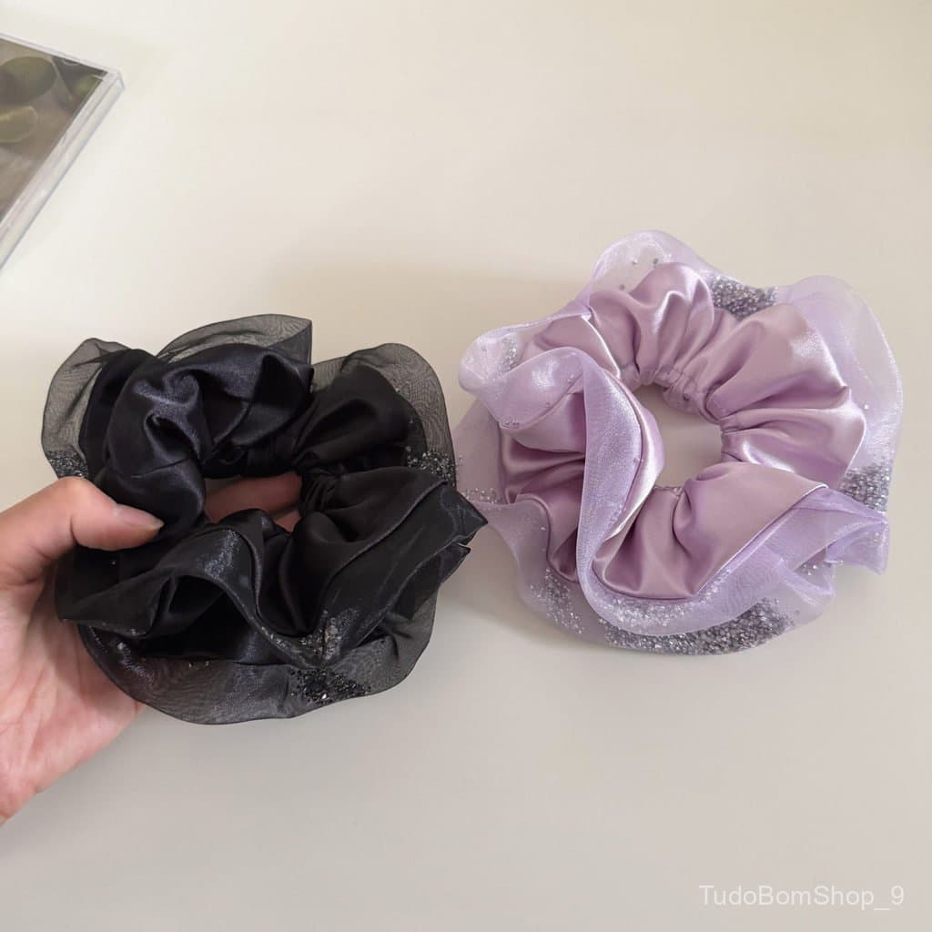 Elegante scrunchie roxo em estilo francês com strass e acabamento em renda para rabos de cavalo.