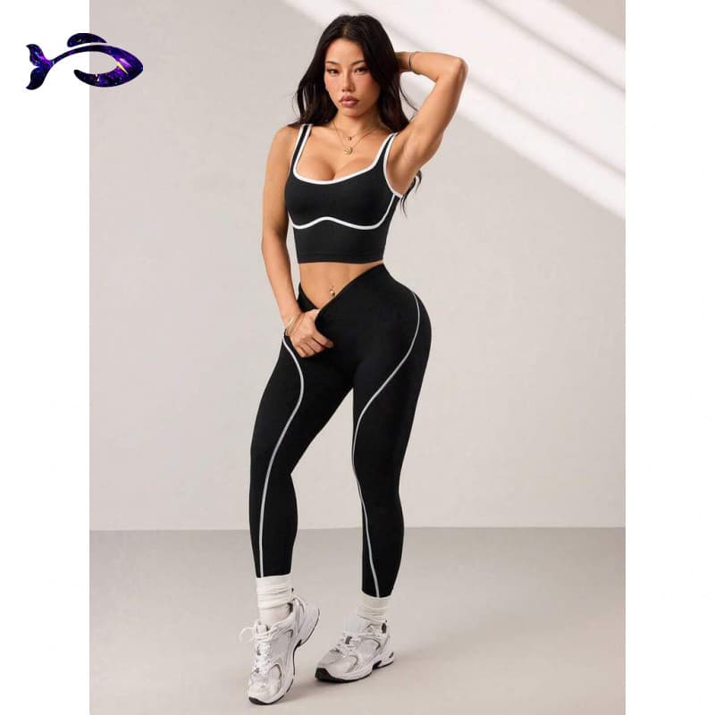 Conjunto esportivo feminino, incluindo um top de yoga preto sem costura e calças esportivas de cintura alta em cor contr