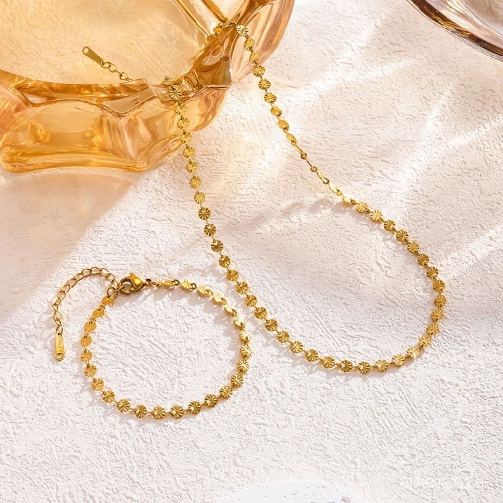 Conjunto 2 peca colar e pulseira 2024 novo conjunto de colar e pulseira de aço titânio com disco de padrão em relevo 18K