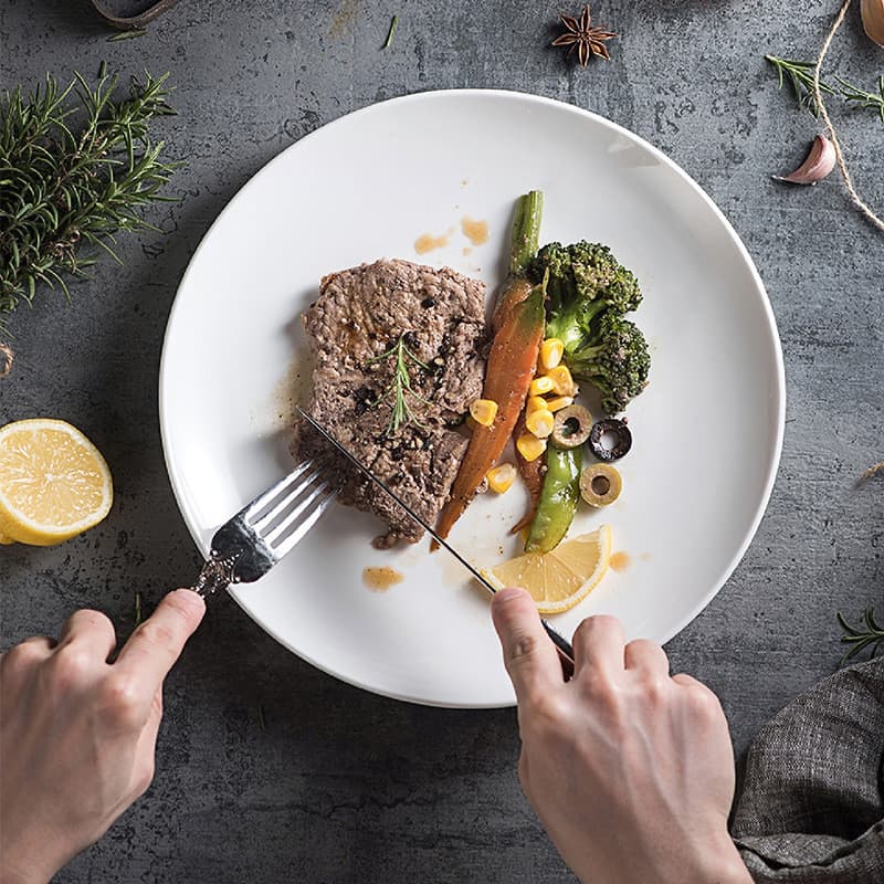 Prato de bife branco puro, prato de comida ocidental, prato de sobremesa criativo, talheres de cerâmica, estilo nórdico
