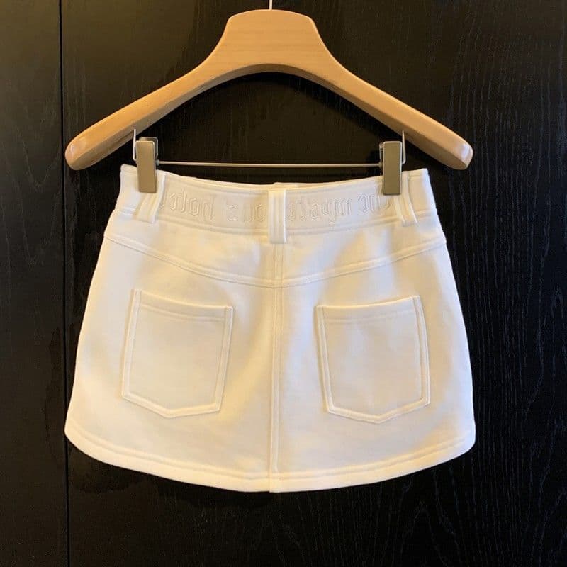Menina quente estilo branco saia de cintura alta feminina outono inverno 2023 novo estilo carta bordado Anti-reflexo Hip