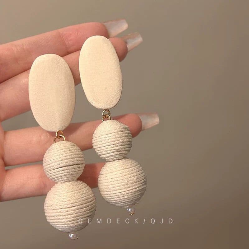 Brincos de bola branca redondos exagerados retrô