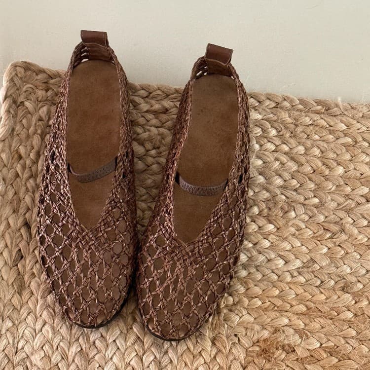 Versão de pele de carneiro ~ sandálias ocas tecidas à mão femininas alça reta dedo do pé redondo sapatos planos All-Matc