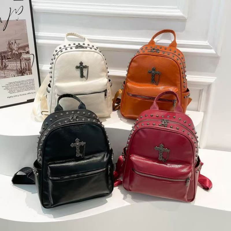 Mochila única com detalhes de tachas em estilo punk, moderna e versátil, ideal para viagens femininas.
