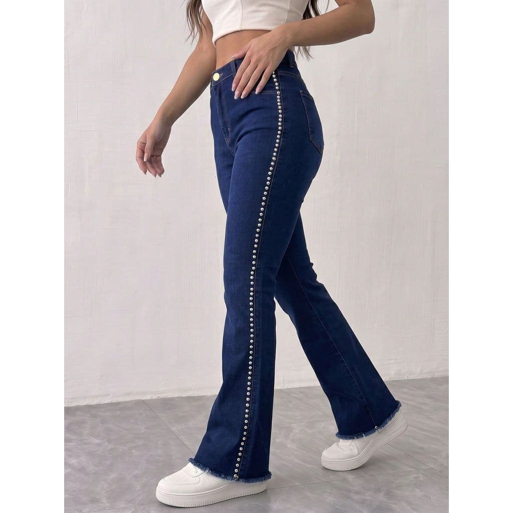 Calça Feminina Flare Jeans escuro com Tachas Prateadas na Lateral | Calça Jeans Feminina Convex Metal Flare Boca de Sin