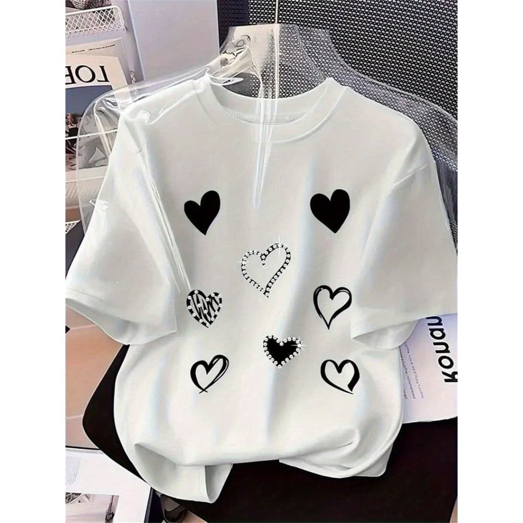 Camiseta Básica Feminina Manga Curta com Estampa Gráfica Laço Número Slogan Férias Casual e Estilosa