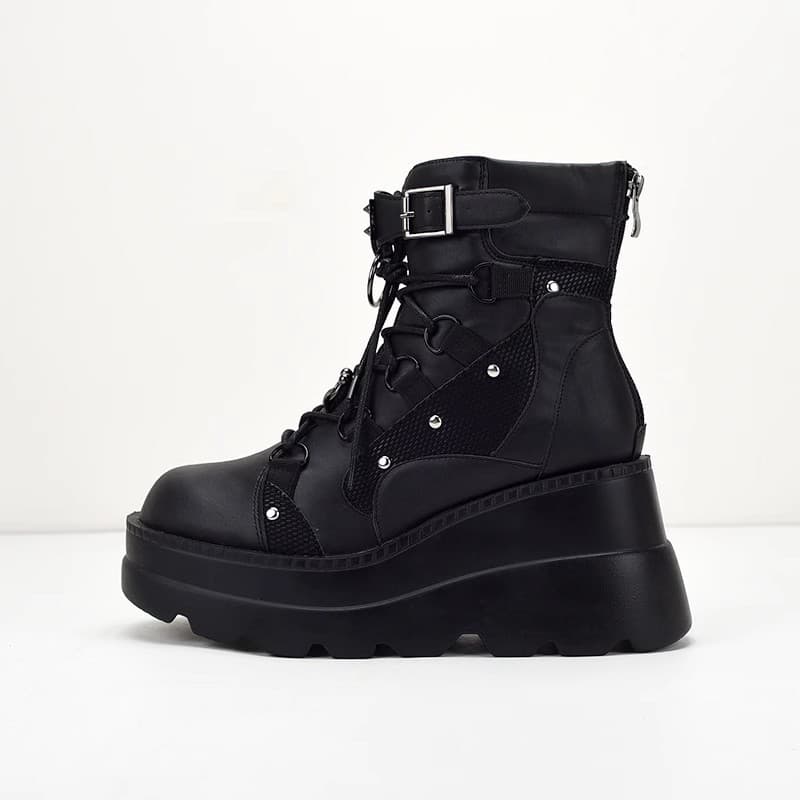 Botas curtas de salto alto com plataforma, estilo punk, bico quadrado, com cadarço, detalhes em tachas e blocos de cor,