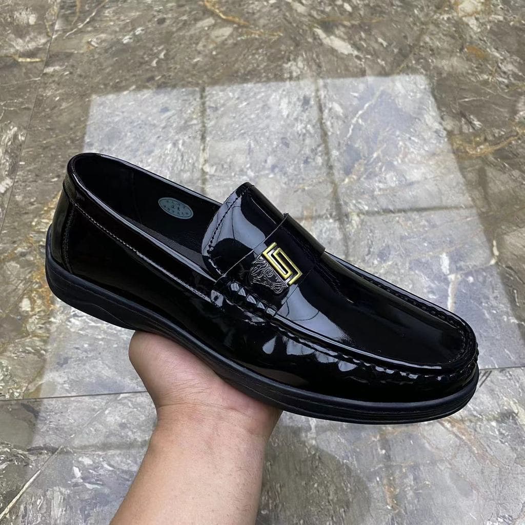 Sapatos masculinos 2024 novo estilo versão coreana masculina de um Pedal de sola plana moda Casual mocassins couro paten