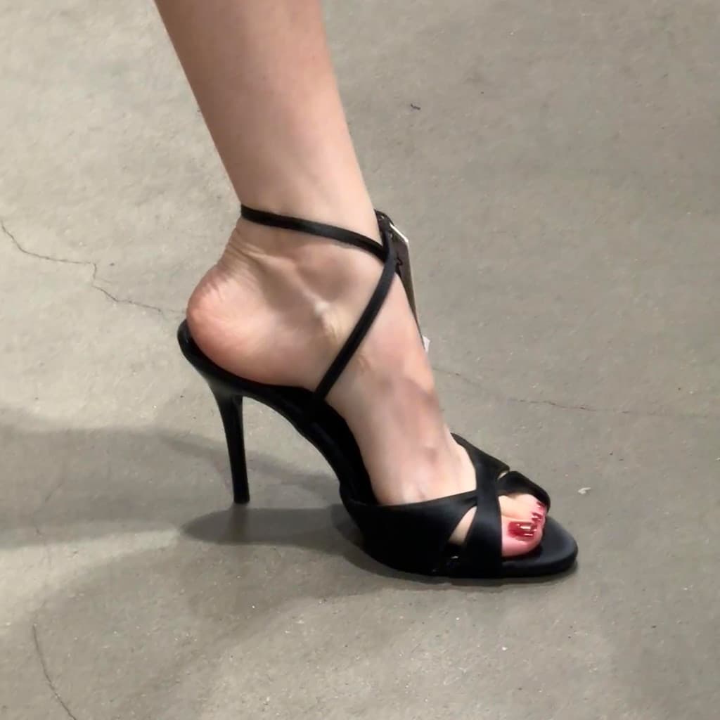 Sandálias de alça plana com alça cruzada feminina 2029 outono novo estilo preto cetim Stiletto salto alto dedo do pé abe
