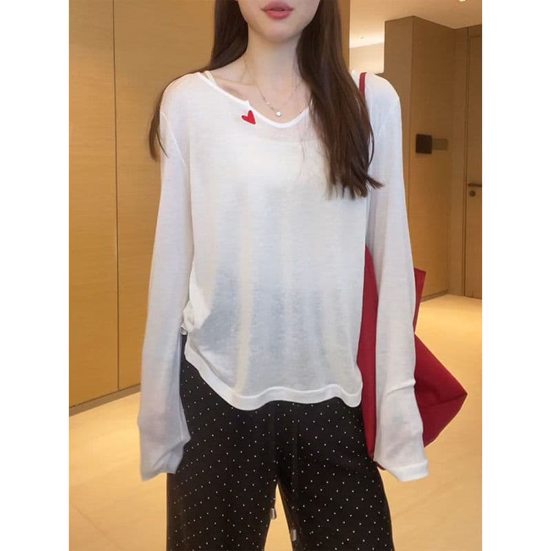 Coração bordado branco de manga comprida camiseta feminina 2026 verão novo estilo estilo fino protetor solar blusa ligei