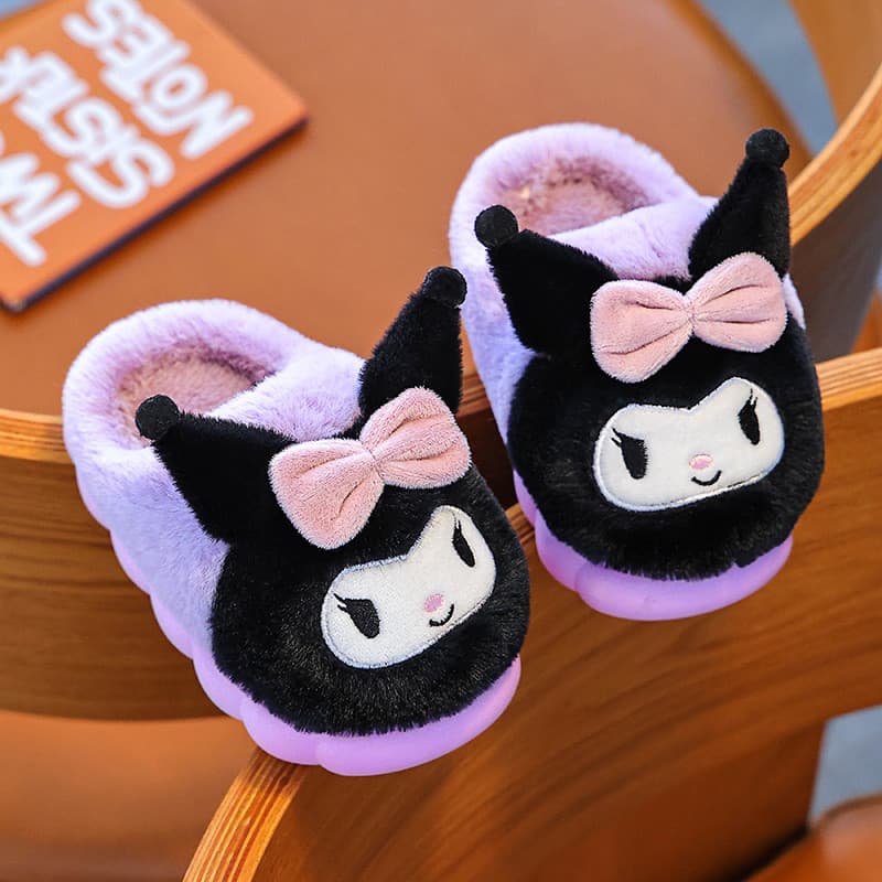 Pantufa Infantil Kuromi – Chinelo Peluciado Antiderrapante para Crianças