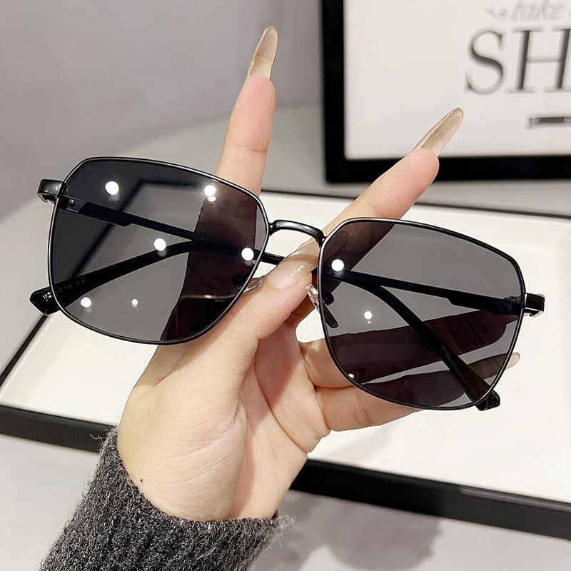 Óculos de sol feminino 2025 novo estilo óculos de sol masculino na moda ins verão Anti-ultravioleta luz forte óculos de