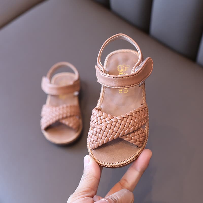 Meninas sandálias do bebê 2026 verão novo estilo trançado versão coreana sapatos de princesa sola macia Velcro crianças