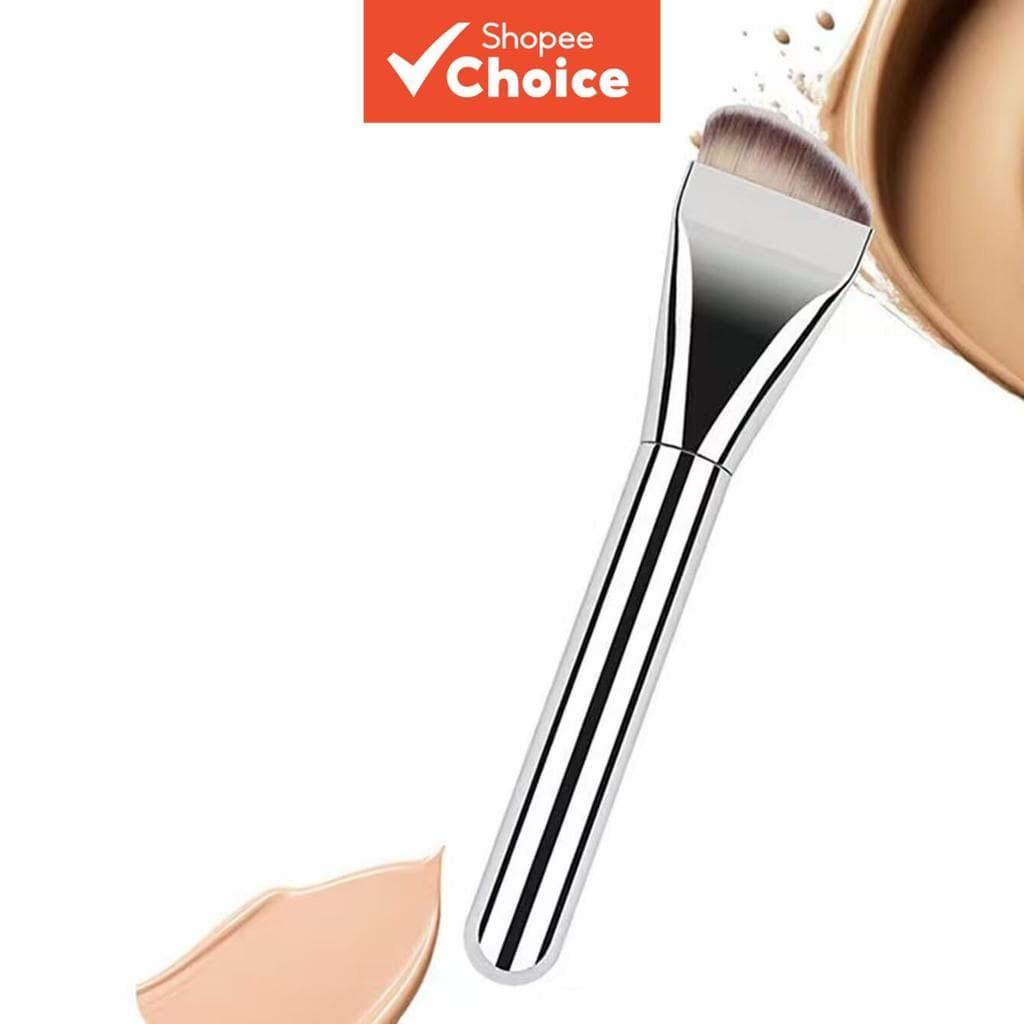 Pincel de base de cabeça chanfrada de metal com acabamento cromado para uma aplicação rápida e uniforme, sem marcas.