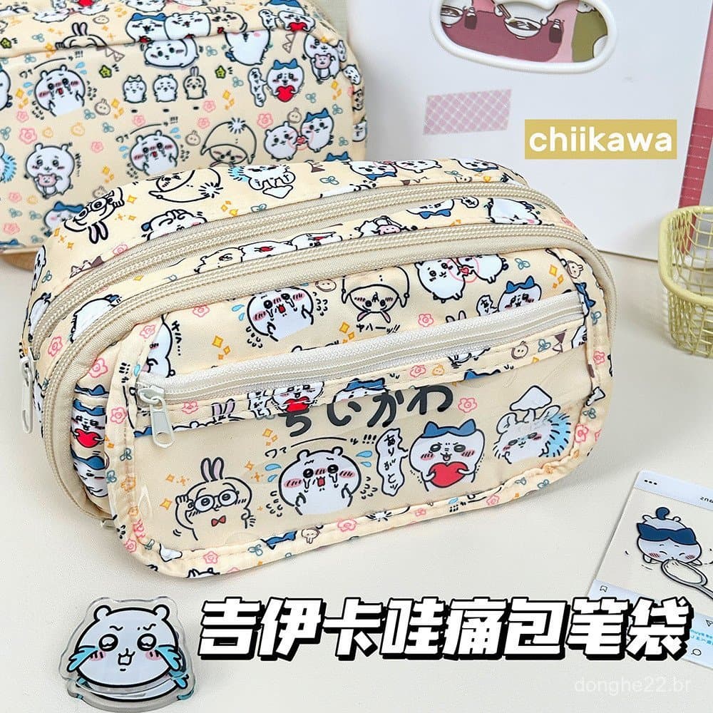 Estojo Chiikawa ita-bag, primorosamente projetado com amplo espaço para guardar lápis e outros materiais escolares.