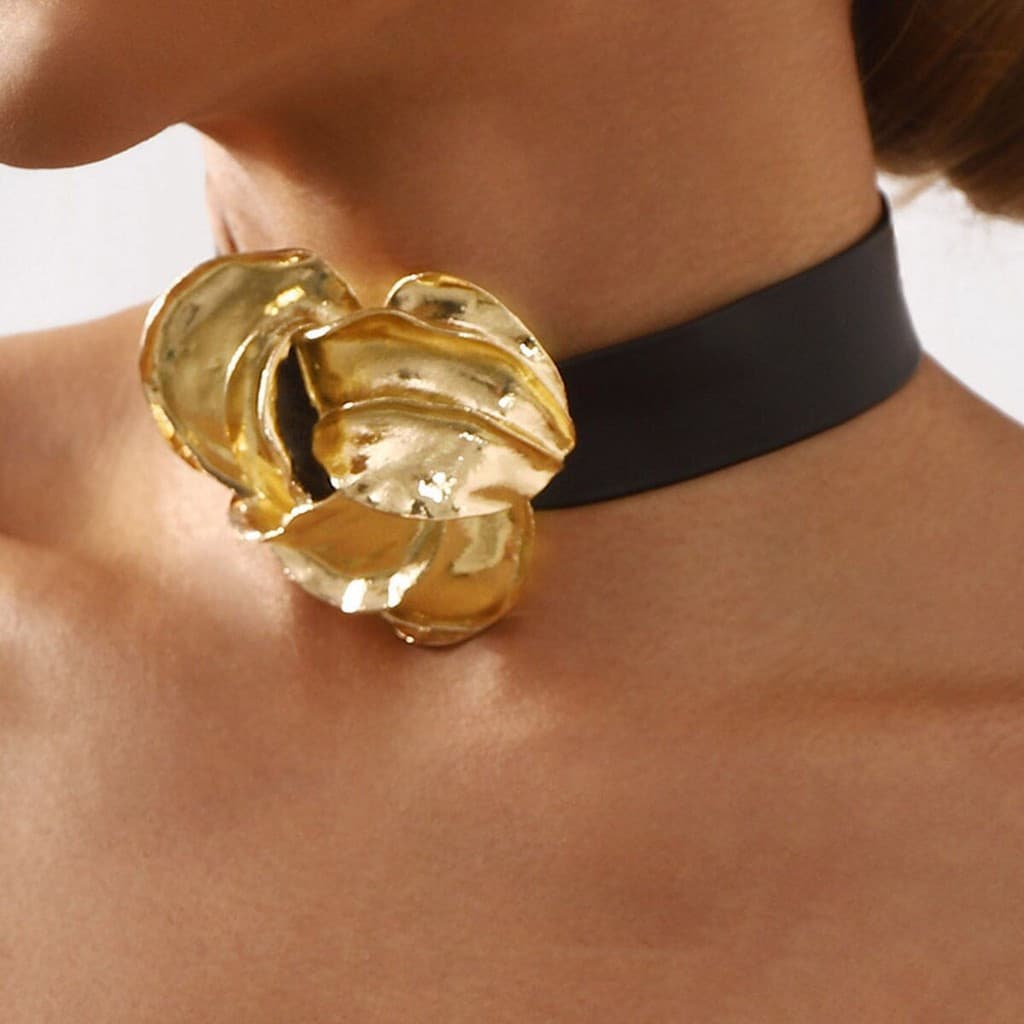 EM ESTOQUE > 11941 Europeu Americano Único Moda Metal Plissado Flor Colar Temperamento Retro Trendy Couro Casal Pulseira